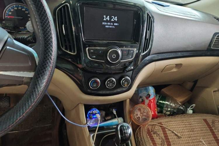 Used Baojun 730 2014 1.5L manual Comfort version 7 seats Audio And AC Panel