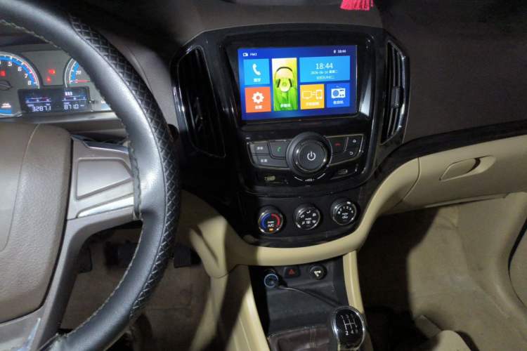 Used Baojun 730 2014 1.5L manual Comfort version 7 seats Audio And AC Panel