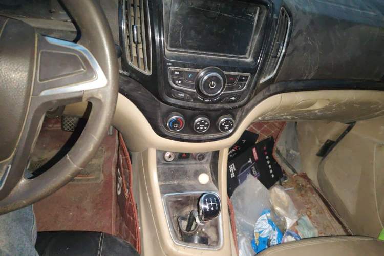 Used Baojun 730 2014 1.5L manual Comfort version 7 seats Audio And AC Panel