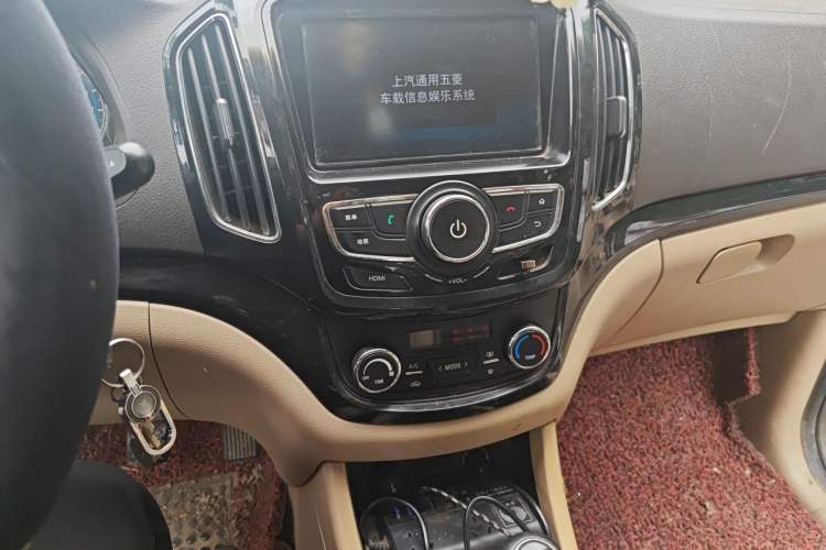Used Baojun 730 2014 1.5L manual luxury trim 7 seats Audio And AC Panel