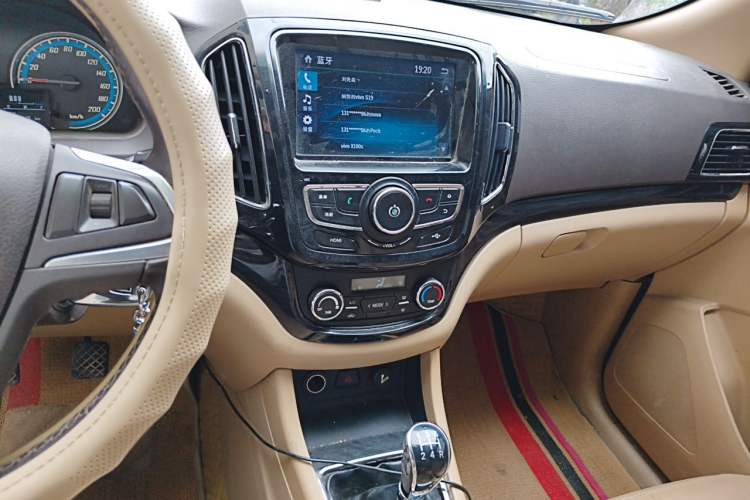 Used Baojun 730 2014 1.5L manual luxury trim 7 seats Audio And AC Panel