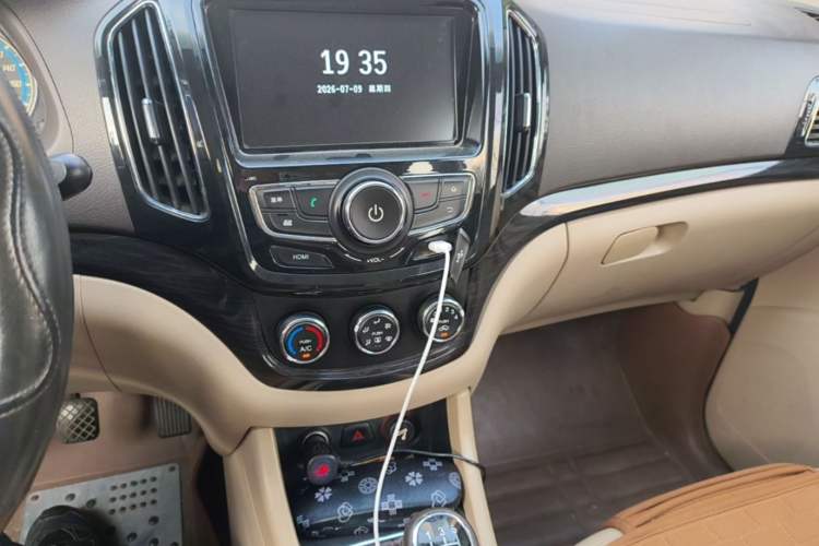 Used Baojun 730 2014 1.5L manual Comfort version 7 seats Audio And AC Panel