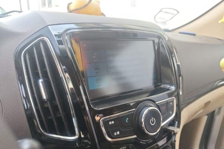 Used Baojun 730 2014 1.5L manual Comfort version 7 seats Audio And AC Panel