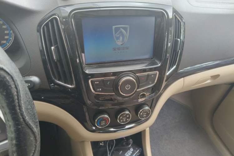 Used Baojun 730 2014 1.5L manual Comfort version 7 seats Audio And AC Panel