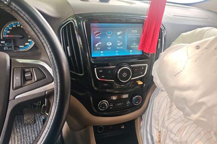 Used Baojun 730 2014 1.5L Manual Luxury Navigation ESP Version 7 Seats Audio And AC Panel