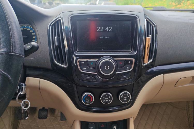 Used Baojun 730 2014 1.5L manual Comfort version 7 seats Audio And AC Panel