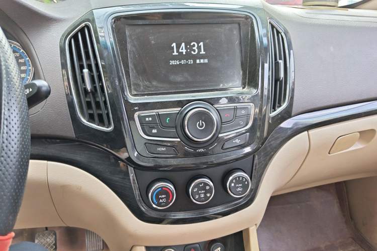 Used Baojun 730 2014 1.5L manual Comfort ESP version 7 seats Audio And AC Panel