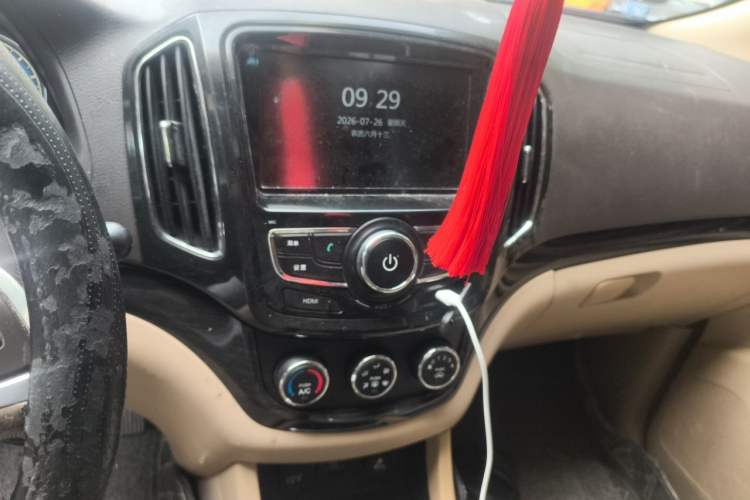Used Baojun 730 2014 1.5L manual Comfort version 7 seats Audio And AC Panel