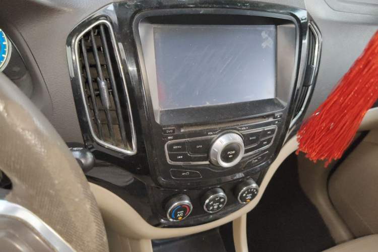 Used Baojun 730 2014 1.5L manual Comfort version 7 seats Audio And AC Panel