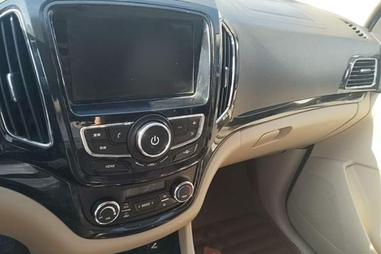 Used Baojun 730 2014 1.5L manual luxury trim 7 seats Audio And AC Panel