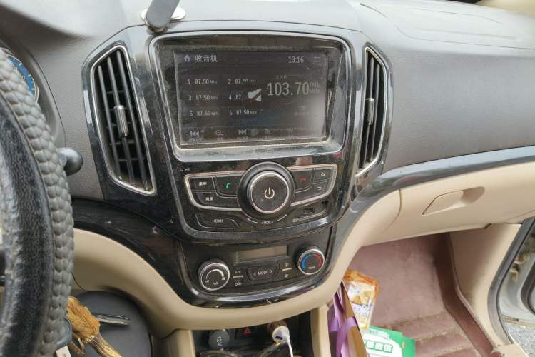 Used Baojun 730 2014 1.5L manual luxury trim 7 seats Audio And AC Panel