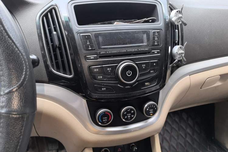 Used Baojun 730 2014 1.5L manual standard trim 7 seats Audio And AC Panel