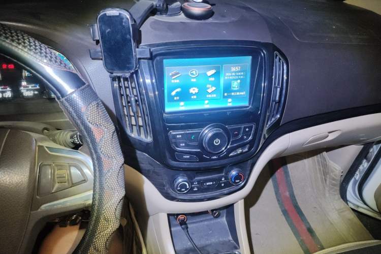 Used Baojun 730 2014 1.5L manual luxury trim 7 seats Audio And AC Panel