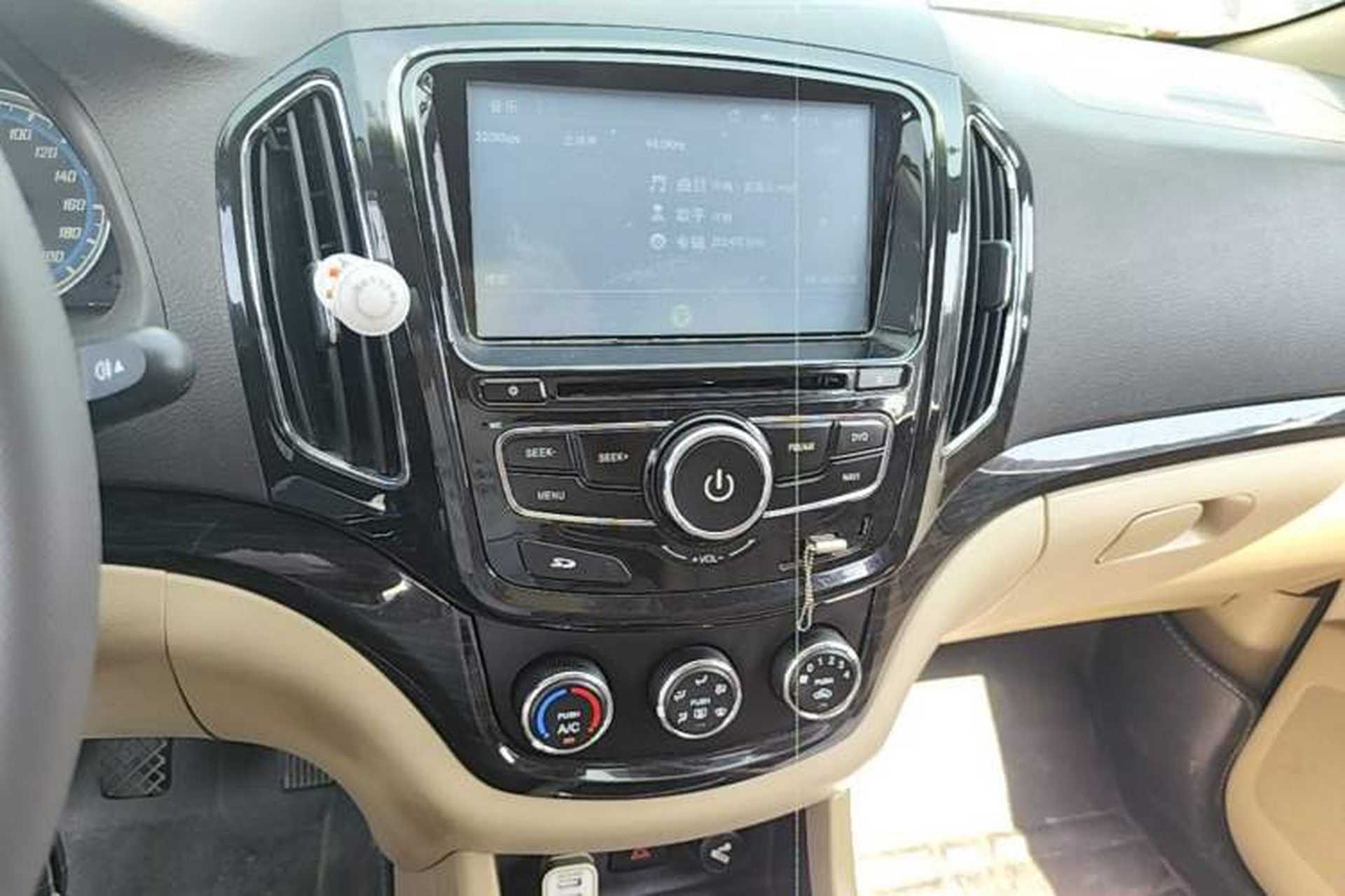Used Baojun 730 2014 1.5L manual Comfort ESP version 7 seats Audio And AC Panel