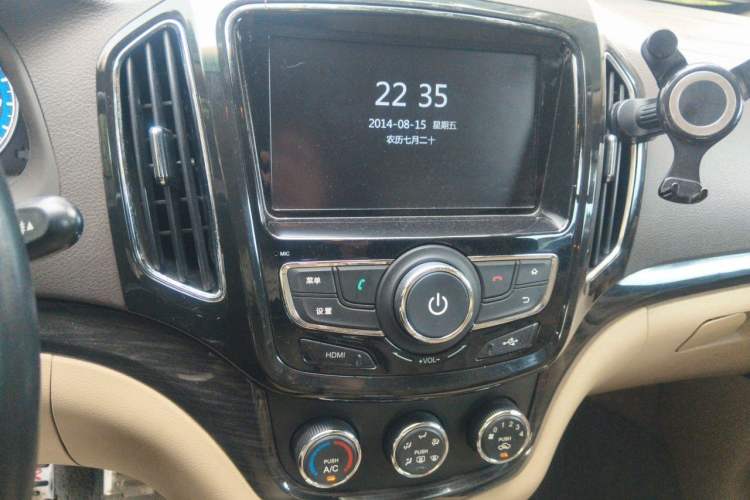 Used Baojun 730 2014 1.8L manual Comfort trim 7-seater Audio And AC Panel