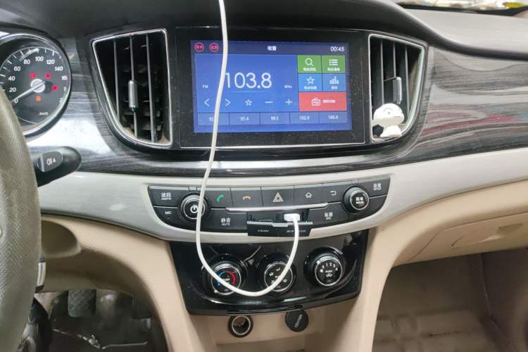 Used Baojun 730 2014 1.5L manual Comfort version 7 seats Audio And AC Panel