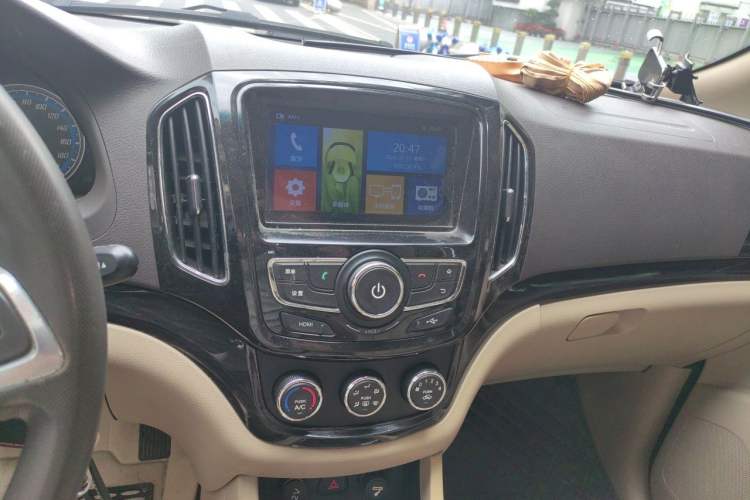 Used Baojun 730 2014 1.5L manual Comfort version 7 seats Audio And AC Panel