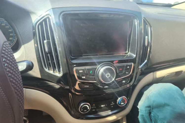 Used Baojun 730 2014 1.5L manual luxury trim 7 seats Audio And AC Panel