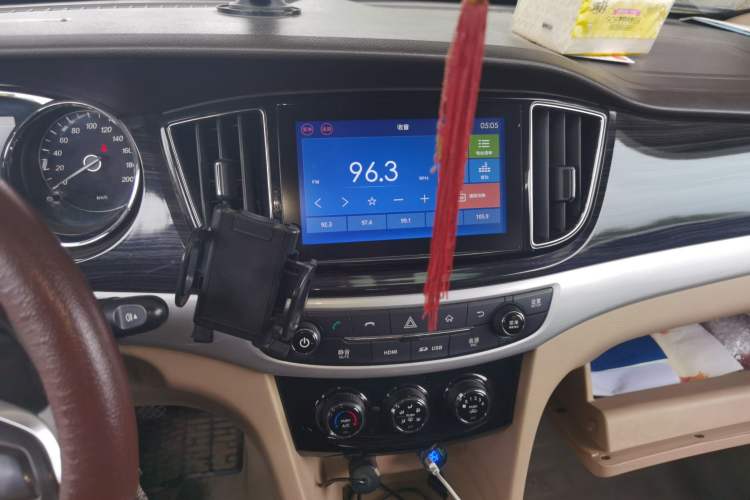 Used Baojun 730 2014 1.5L manual Comfort ESP version 7 seats Audio And AC Panel