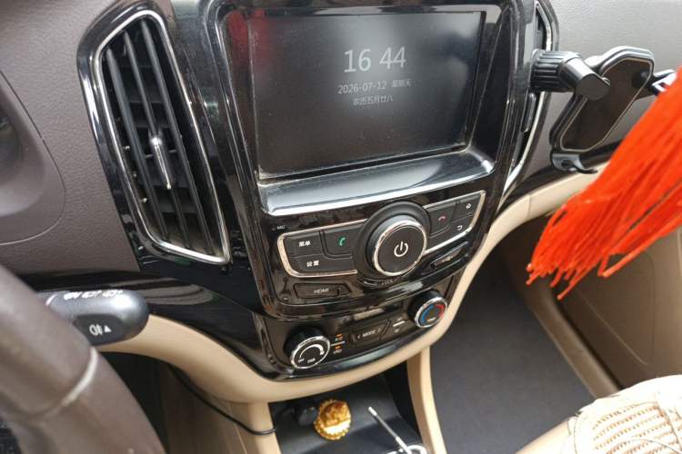 Used Baojun 730 2014 1.5L manual luxury trim 7 seats Audio And AC Panel