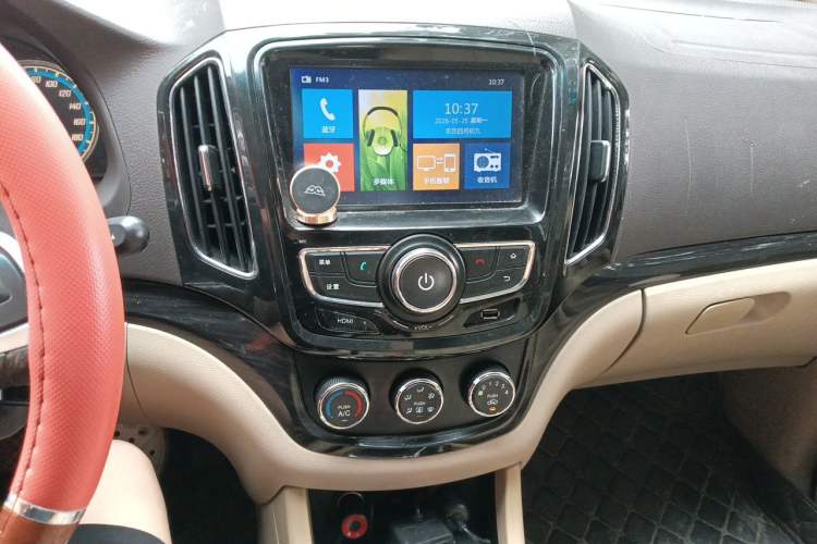Used Baojun 730 2014 1.5L manual Comfort version 7 seats Audio And AC Panel