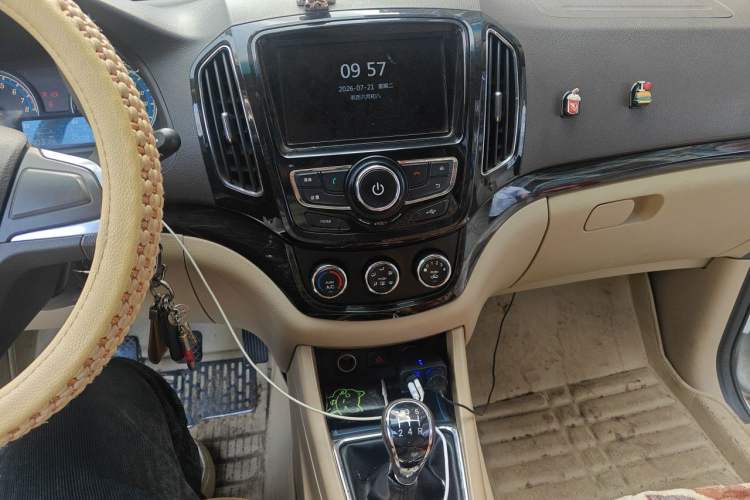Used Baojun 730 2014 1.5L manual Comfort version 7 seats Audio And AC Panel