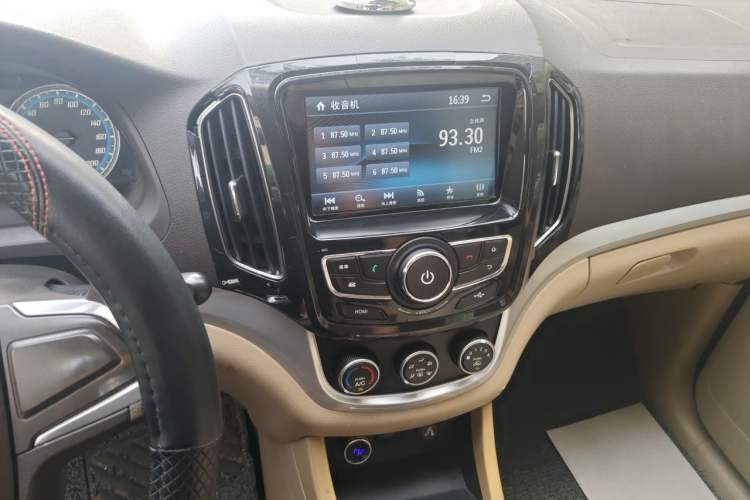 Used Baojun 730 2014 1.5L manual standard trim 7 seats Audio And AC Panel