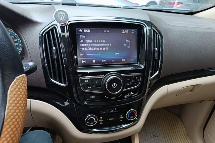 Used Baojun 730 2014 1.5L Manual Luxury Navigation ESP Version 7 Seats Audio And AC Panel