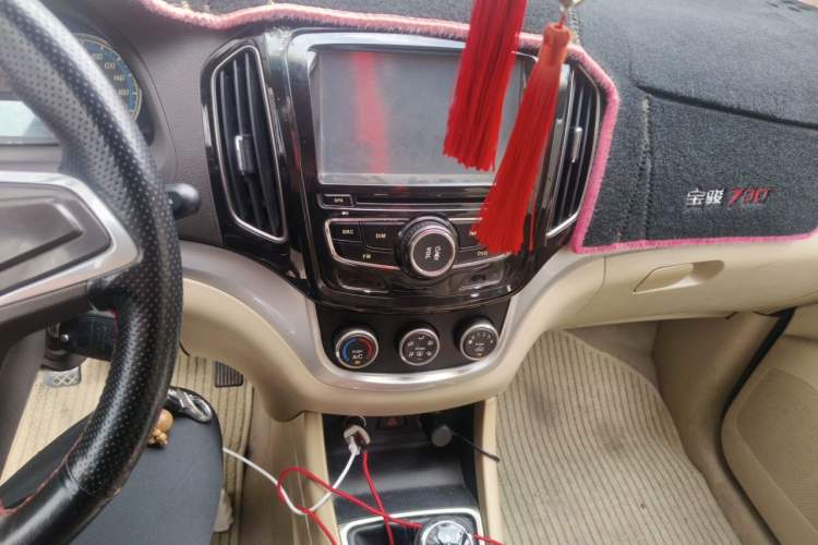 Used Baojun 730 2014 1.5L manual standard trim 7 seats Audio And AC Panel