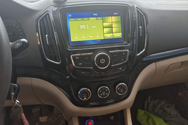 Used Baojun 730 2014 1.8L manual Comfort trim 7-seater Audio And AC Panel