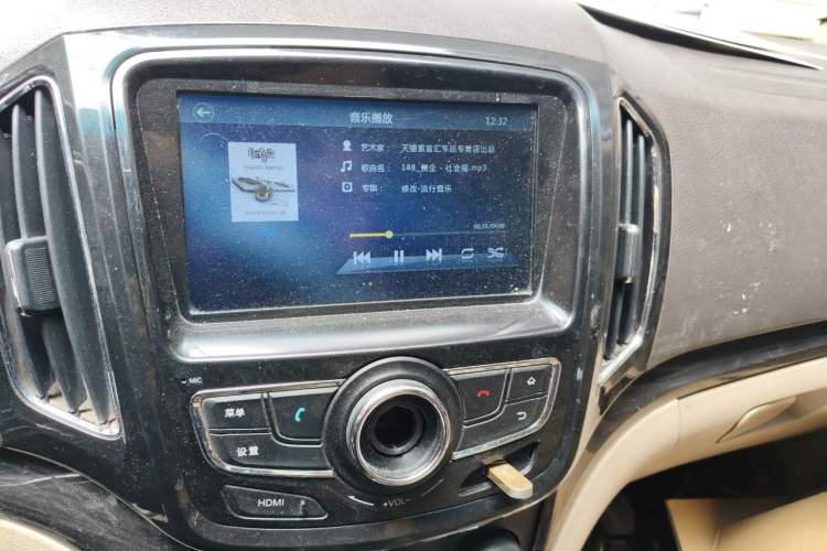 Used Baojun 730 2014 1.5L manual Comfort version 7 seats Audio And AC Panel