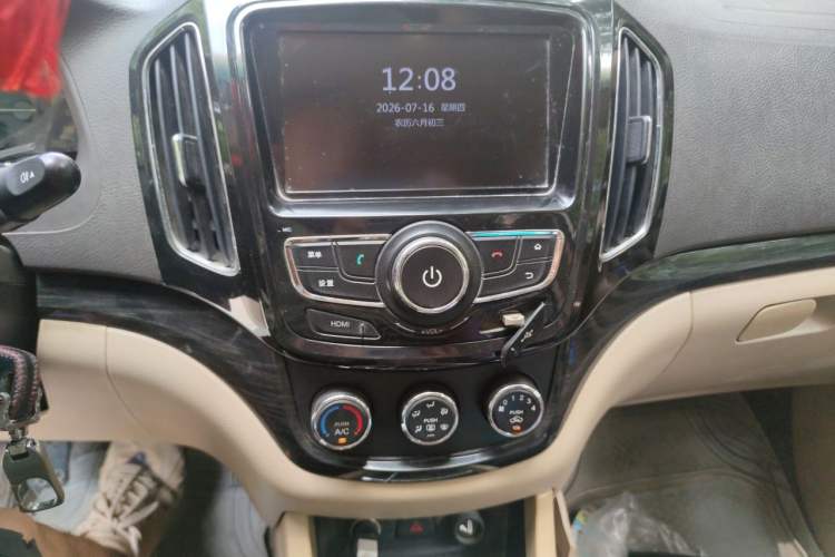 Used Baojun 730 2014 1.5L manual Comfort version 7 seats Audio And AC Panel