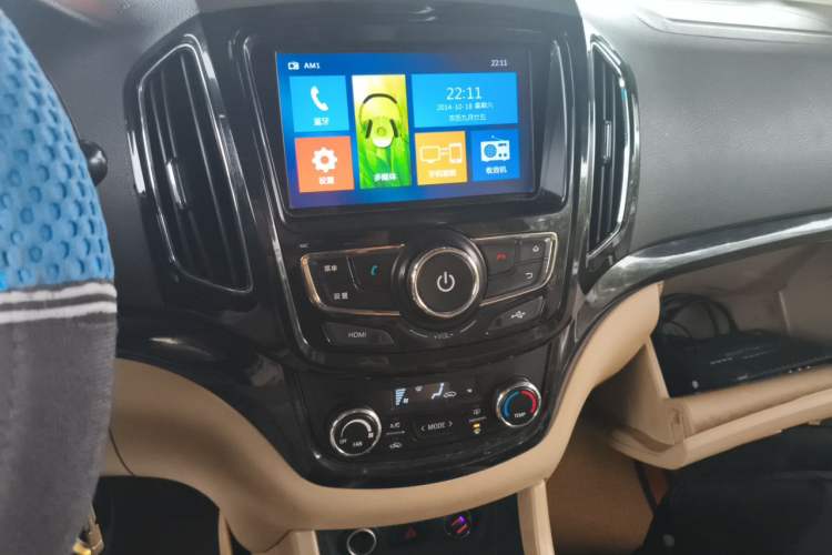 Used Baojun 730 2014 1.5L manual luxury trim 7 seats Audio And AC Panel