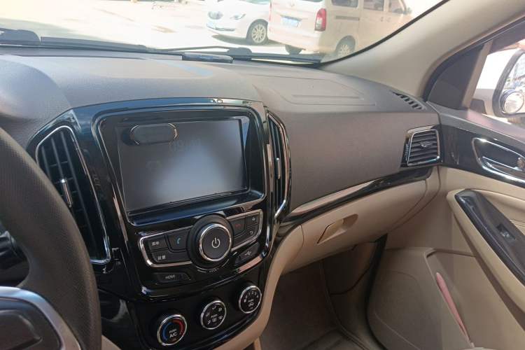Used Baojun 730 2014 1.5L manual Comfort version 7 seats Audio And AC Panel