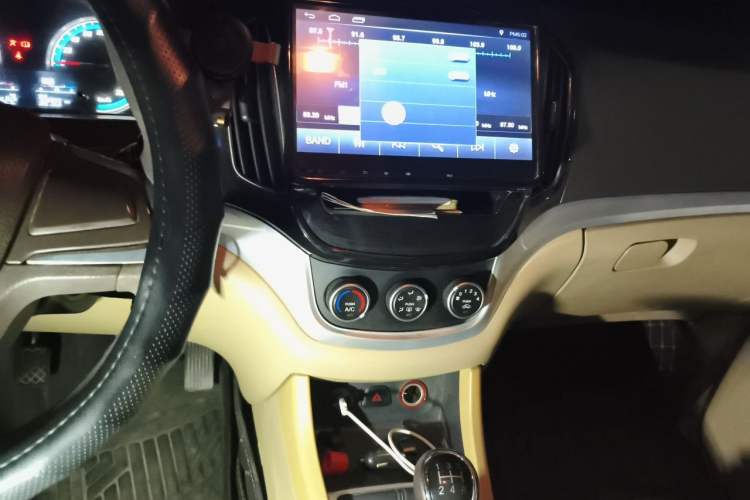 Used Baojun 730 2014 1.5L manual standard trim 7 seats Audio And AC Panel