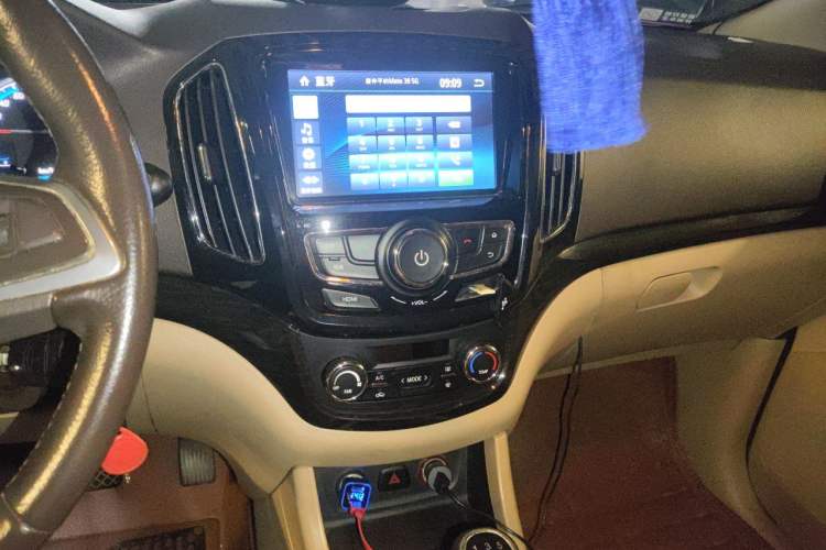 Used Baojun 730 2014 1.5L manual luxury trim 7 seats Audio And AC Panel