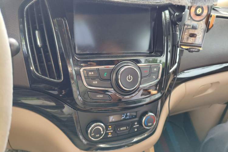Used Baojun 730 2014 1.5L Manual Luxury Navigation ESP Version 7 Seats Audio And AC Panel