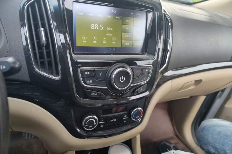 Used Baojun 730 2014 1.5L manual luxury trim 7 seats Audio And AC Panel