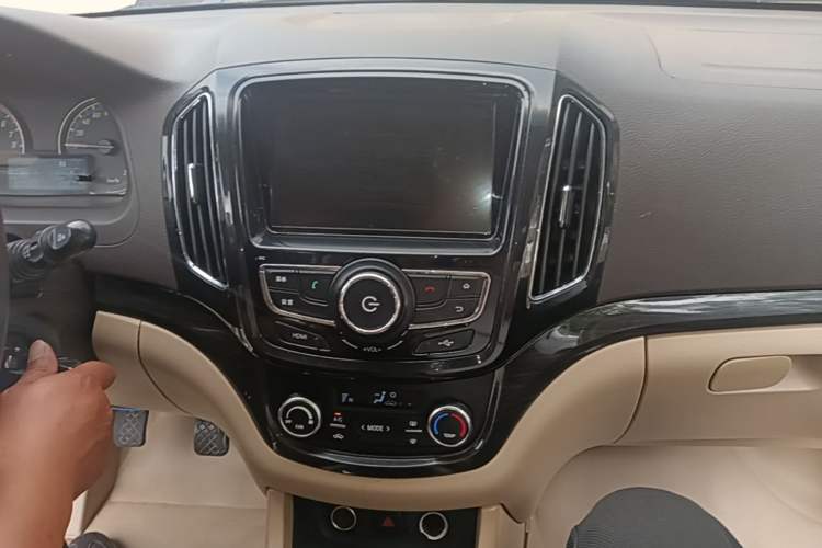 Used Baojun 730 2014 1.5L manual luxury trim 7 seats Audio And AC Panel