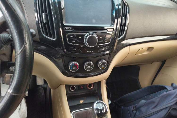 Used Baojun 730 2014 1.5L manual Comfort ESP version 7 seats Audio And AC Panel