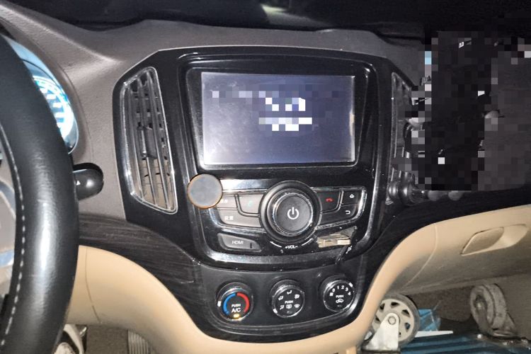 Used Baojun 730 2014 1.5L manual Comfort version 7 seats Audio And AC Panel