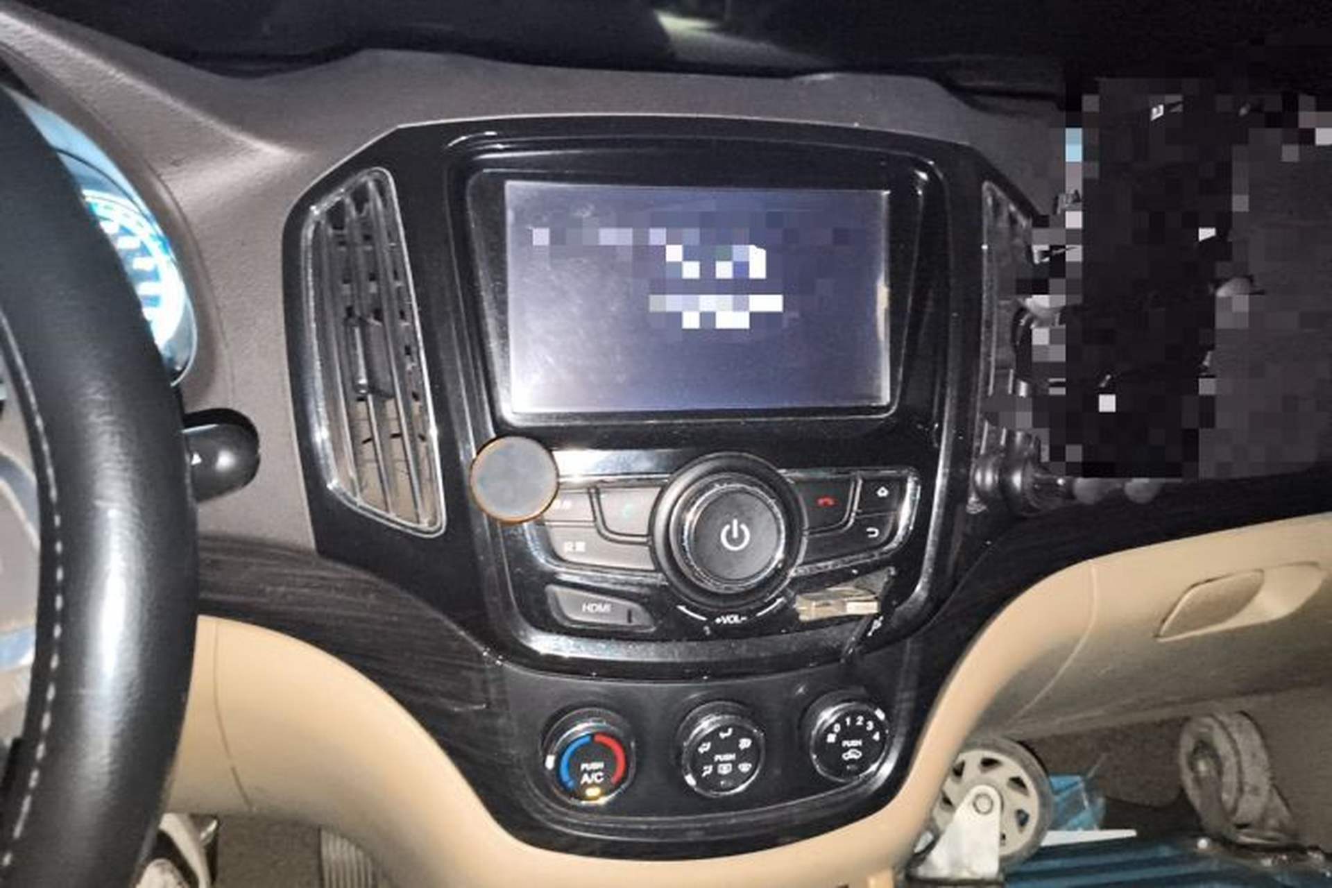 Used Baojun 730 2014 1.5L manual Comfort version 7 seats Audio And AC Panel