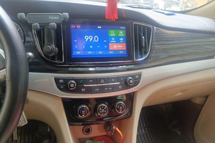 Used Baojun 730 2014 1.5L manual Comfort version 7 seats Audio And AC Panel