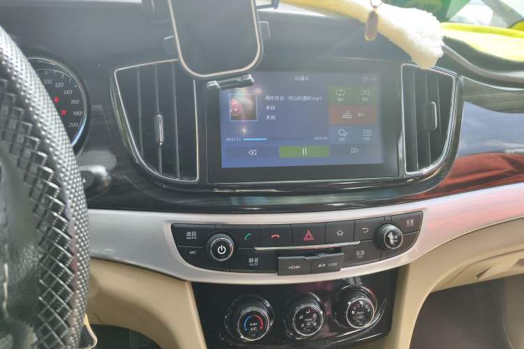Used Baojun 730 2014 1.5L manual Comfort version 7 seats Audio And AC Panel