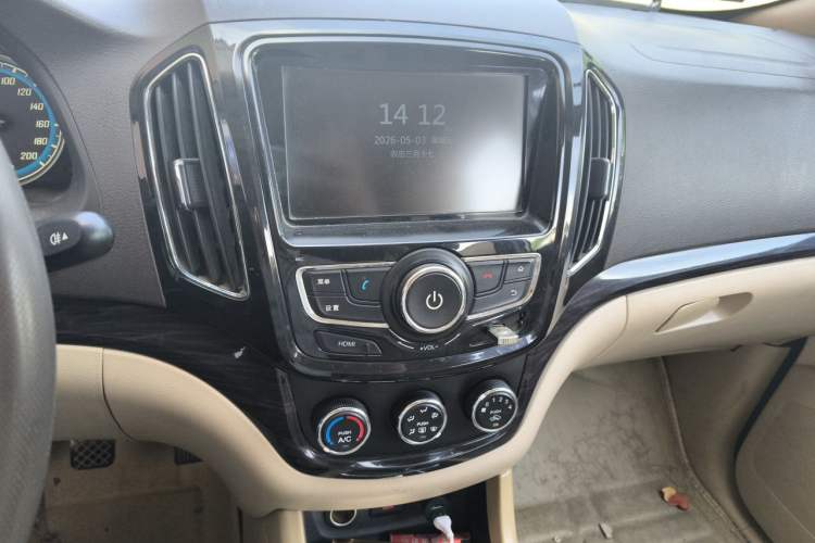 Used Baojun 730 2014 1.5L manual Comfort version 7 seats Audio And AC Panel