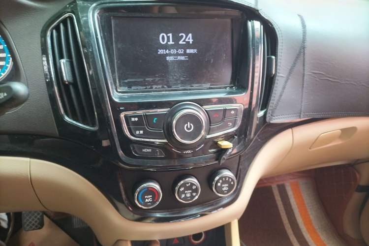 Used Baojun 730 2014 1.5L manual Comfort version 7 seats Audio And AC Panel