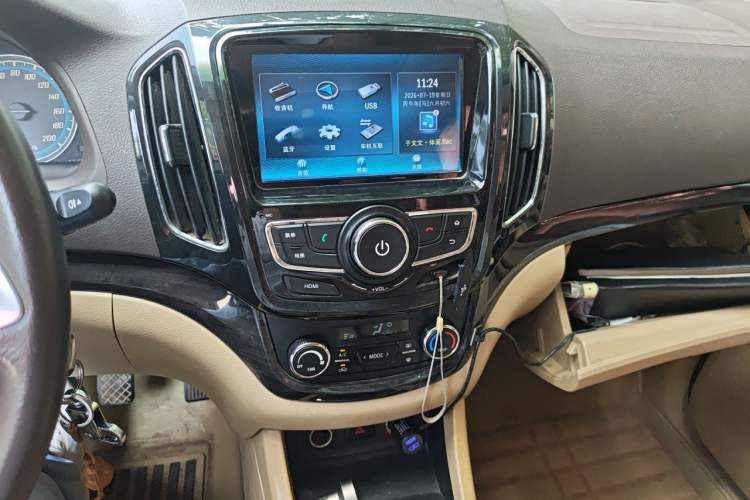 Used Baojun 730 2014 1.5L Manual Luxury Navigation ESP Version 7 Seats Audio And AC Panel