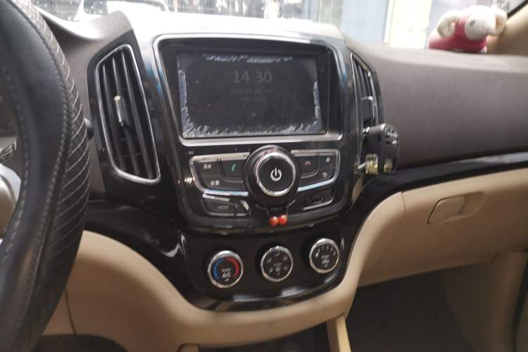 Used Baojun 730 2014 1.5L manual Comfort version 7 seats Audio And AC Panel