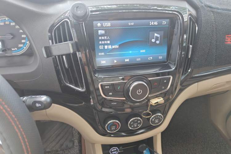 Used Baojun 730 2014 1.5L manual Comfort version 7 seats Audio And AC Panel