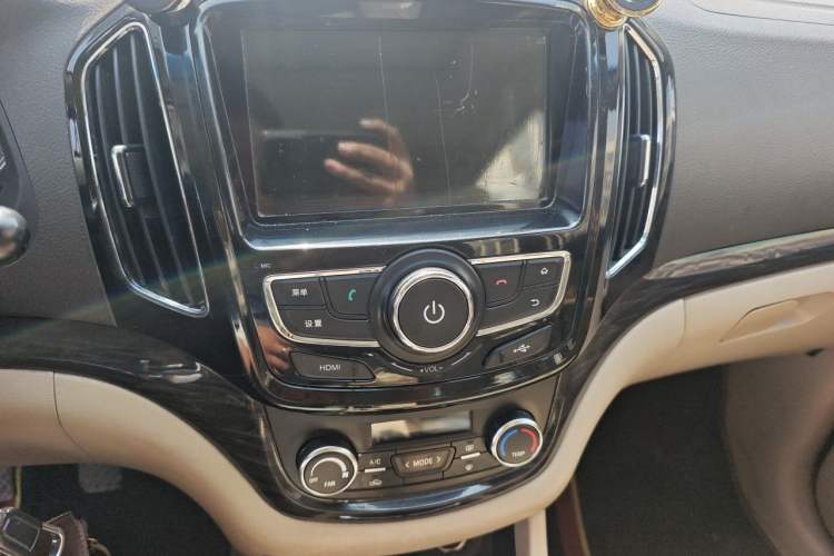 Used Baojun 730 2014 1.5L manual luxury trim 7 seats Audio And AC Panel
